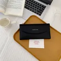 Portafoglio lungo in pelle sintetica nera opaca con stampa Classic Star e cerniera - Nero
