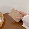 Portafoglio corto da donna in pelle PU kaki con motivo a coccodrillo e fibbia dorata - Cachi