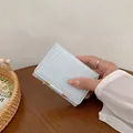 Piccolo portafoglio azzurro a tre ante con motivo a coccodrillo e fibbia - Blu