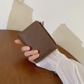 Mini portafoglio marrone in pelle martellata con zip argentata e scomparto per carte - caffè