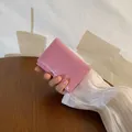 Portafoglio rosa con trama a coccodrillo, design a tre ante e scritte dorate classiche - Rosa
