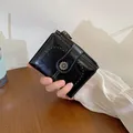 Portafoglio nero vintage con cuciture bianche e chiusura con fibbia a margherita - Nero