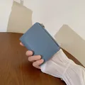 Piccolo portafoglio blu da donna con trama litchi e chiusura a zip metallica - Blu