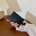 Mini portafoglio da donna nero con dettaglio farfalla dorata e ciondolo laterale - Stile Fibbia in Metallo a Farfalla / Nero