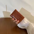 Mini portafoglio marrone in pelle con motivo a coccodrillo e logo classico dorato - Marrone Scuro