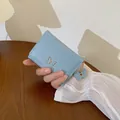 Piccolo portafoglio azzurro minimalista con ciondolo a farfalla dorata e catena - Stile Fibbia in Metallo a Farfalla / Blu
