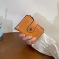 Portafoglio corto arancione in pelle cerata con bottone a margherita e fori - Giallo Antico