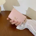 Portafoglio corto rosa da donna con ciondolo a farfalla dorato e dettaglio catena - Stile Fibbia in Metallo a Farfalla / Rosa