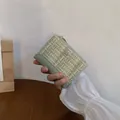 Piccolo portafoglio intrecciato in tweed verde chiaro e beige con cerniera dorata - Verde