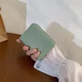 Piccolo portafoglio donna verde menta in pelle martellata con cerniera e tasche - Verde