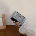 Piccolo portafoglio intrecciato grigio e bianco da donna con inserto in pelle e zip d'oro - Nero