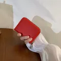 Piccolo portafoglio rosso in pelle martellata da donna con zip e scomparti per carte - Rosso