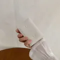 Cremeweißes Leder-Kartenetui mit Perlen-Schleifen-Akzenten im schlichten Design - Weiß