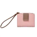 Portafoglio corto da donna rosa con motivi a rose a rilievo e cinturino da polso marrone - Rosa
