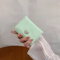 Mini portafoglio verde menta in pelle PU con goffratura di gatti e fibbia a orsetto - Verde