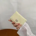 Portafoglio a tre ante giallo crema in pelle PU con rilievi dolci e fibbia a orso - Giallo