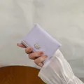 Portafoglio lilla in pelle PU con motivi di orsetto in rilievo e chiusura in metallo - Viola