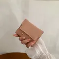 Mini portefeuille trifold rose pour femme avec fermeture à bouton pression boule dorée - Rose