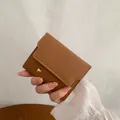Portefeuille court en cuir marron avec rabat asymétrique et fermoir à billes dorées - Marron
