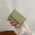 Petit portefeuille trois volets vert sauge avec clous dorés et coutures blanches - Vert