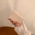 Kurze minimalistische apricot-beige Geldbörse aus Leder mit feiner Lychee-Struktur - Weiß