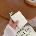 Portacarte bianco effetto coccodrillo con corda intrecciata verde e perla blu sulla zip - Bianco