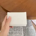 Piccolo portafoglio pieghevole in ecopelle bianco crema con orsetto e fiocco - Bianco