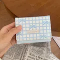 Piccolo portafoglio a tre ante a scacchi azzurri con fiocco carino e scritte - Azzurro