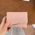Portafoglio corto da donna in pelle PU rosa con finiture in metallo dorato a forma di S - Rosa Chiaro