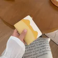 Tarjetero delgado de cuero tricolor amarillo y blanco con cremallera dorada segura - Amarillo