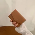 Portefeuille femme Classic Star en cuir marron avec fermeture à rabat élégante - Marron