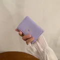 Minimalistisches kurzes lila Portemonnaie mit süßer Bärenstickerei und Blumenmuster - Hellviolett