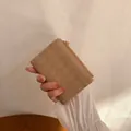Portamonete minimalista in pelle kaki con motivo a rombi e cerniera dorata elegante - Cachi
