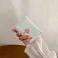 Lichtblauwe compacte trifold portemonnee met cartoonbeerfiguur en paraplu-bedeltje - Lichtblauw
