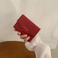 Portefeuille rouge classique en cuir pour femme style enveloppe, format compact chic - Bordeaux