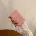 Kompakte hellrosa Kunstleder-Geldbörse mit niedlicher Cartoon-Bären-Stickerei - Rosa