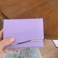 Portafoglio corto lavanda con decorazione curva in metallo dorato e pelle PU cucita - Viola Chiaro