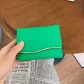 Portafoglio corto pieghevole da donna in ecopelle verde brillante con bordo dorato - Verde Scuro