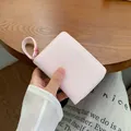 Portafoglio corto rosa con ricamo a gatto e cinturino da polso con ciondolo a cuore - Rosa Chiaro