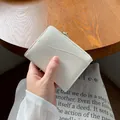 Portafoglio corto minimalista in pelle bianca testurizzata con scomparti per carte - Bianco Latte