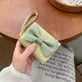 Portafoglio corto verde menta da donna con fiocco elegante e cinturino da polso - verde chiaro