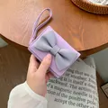 Piccolo portafoglio color lavanda con fiocco in pelle martellata e cinturino da polso - Viola
