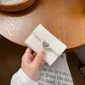 Mini portafoglio bianco a tre ante in pelle stropicciata con fibbia a cuore in metallo - Bianco