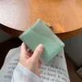 Portacarte in pelle a grana litchi verde menta con elegante gancio in metallo oro - verde chiaro