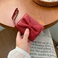 Portafoglio rosso a tre ante con fiocco grande e finitura in pelle litchi - Rosso Vino
