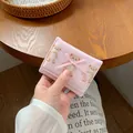 Portafoglio corto rosa in ecopelle con stampa di orsetto e fiocco in seta in stile lifestyle - Rosa Chiaro
