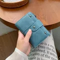 Minimalistische PU-Ledergeldbörse in Morandi-Blau mit Metalldruckknopf und Reißverschluss - Blassblau