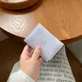 Portafoglio lilla minimalista a tre ante con motivi a gatto e scritte dorate - Viola Chiaro
