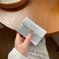 Portafoglio trifold in pelle screpolata argento con fibbia in metallo a forma di cuore - Argento