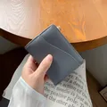 Portafoglio grigio scuro minimalista in pelle con cerniera e raffinati dettagli oro - Grigio